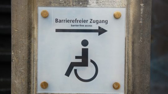 Bild eines Schildes mit Hinweis zum barrierefreien Zugang