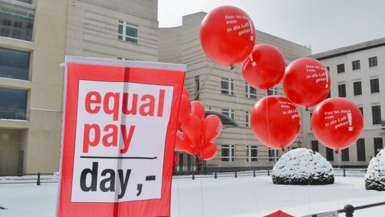 Bild eines Banners mit der Aufschrift Equal Pay Day und Luftballons