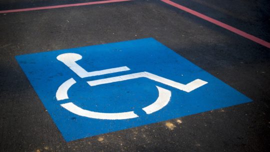 Bild eines Behindertenparkplatzes