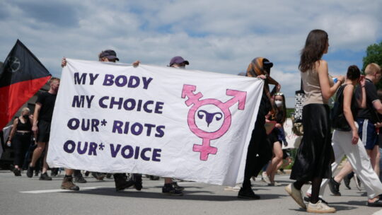 Bild einer Demonstration in Annaberg-Buchholz mit einem Banner auf dem steht "my body my choice, our riots our vioce"