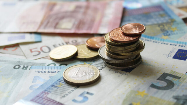 Bild verschiedener Geldscheine in Euro und diverse Münzen in Euro.